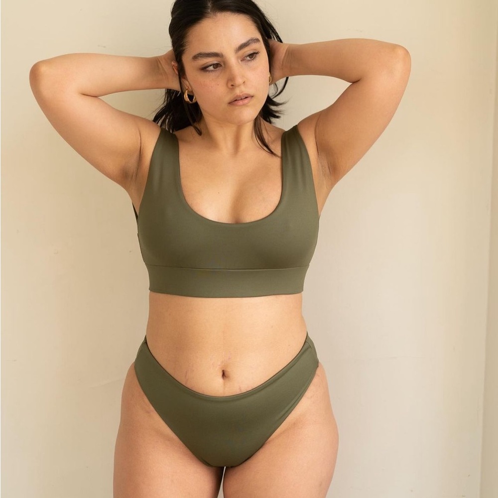 Londre Sport Scoop Top and Scrunch Bottoms